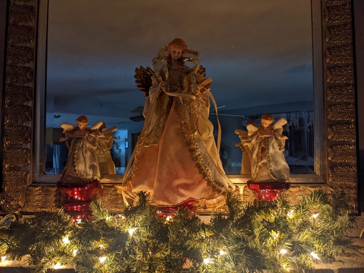 Hark the herald Angels sing, Glory to the newborn king!