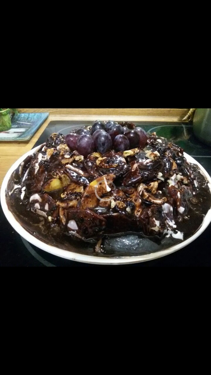 Крекерный торт со сметанным кремом и орехами