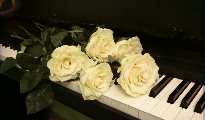 piano and flowers