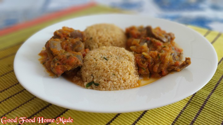 Bulgur with sauce and chicken gizzards