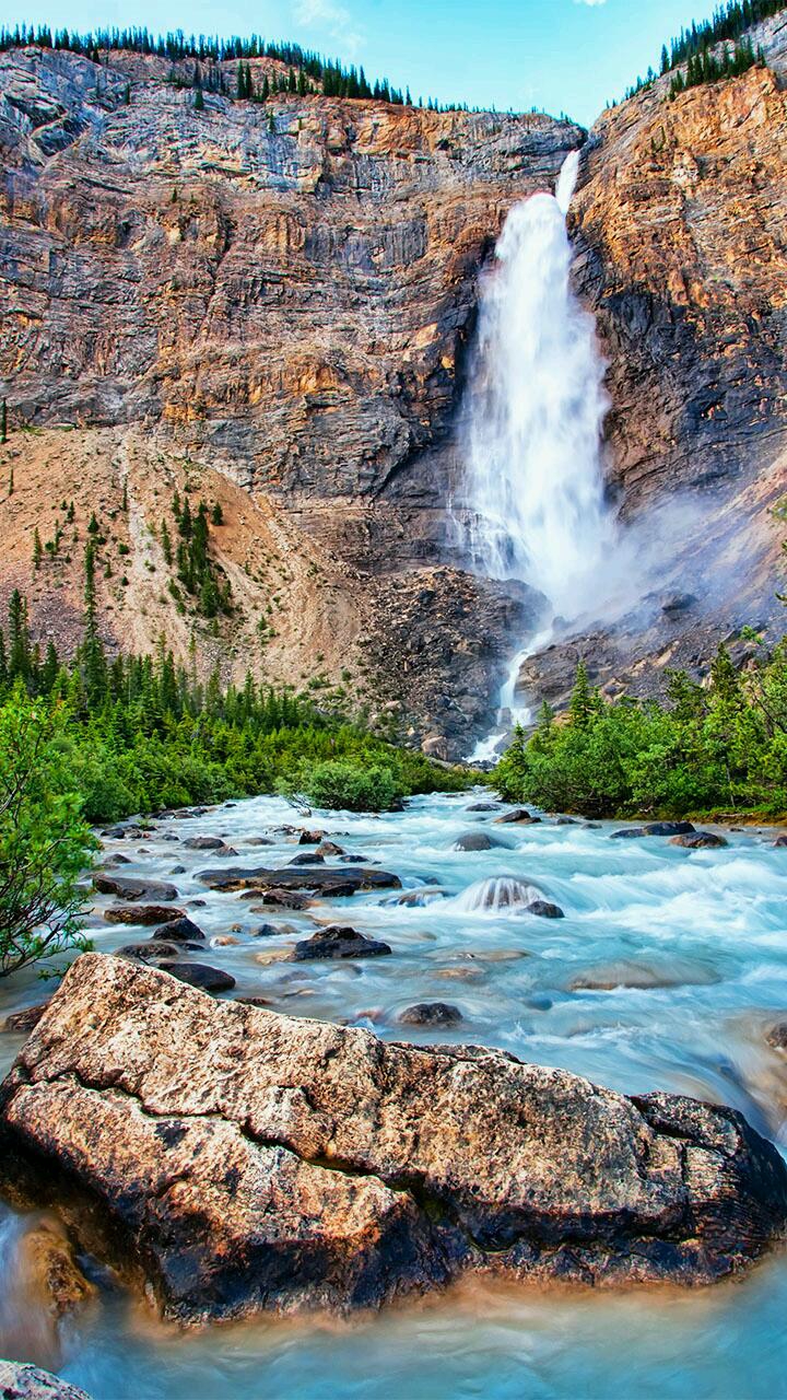 Bergland mit Wasserfall
