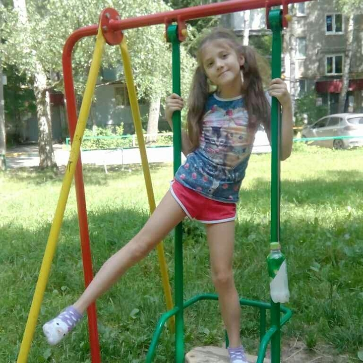 я на качелях.