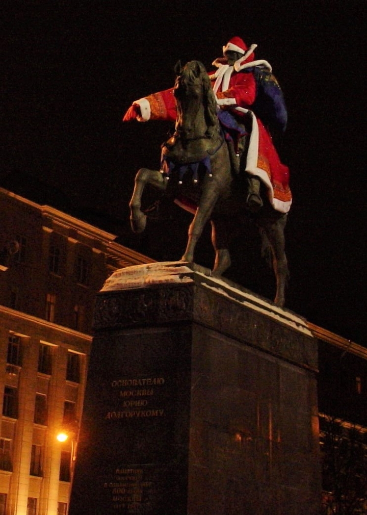 The monument to Yuri Dolgoruky the New year. Moscowg