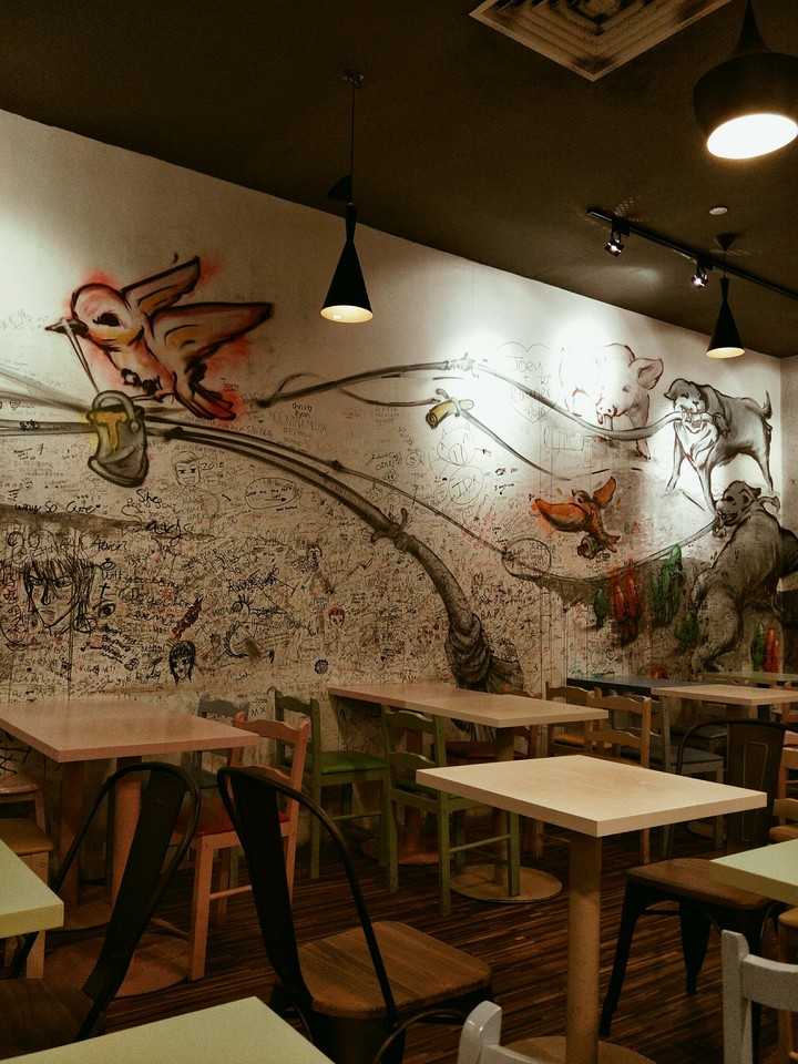 dining with grafitti