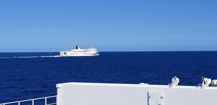 青い空とフェリーと日本海