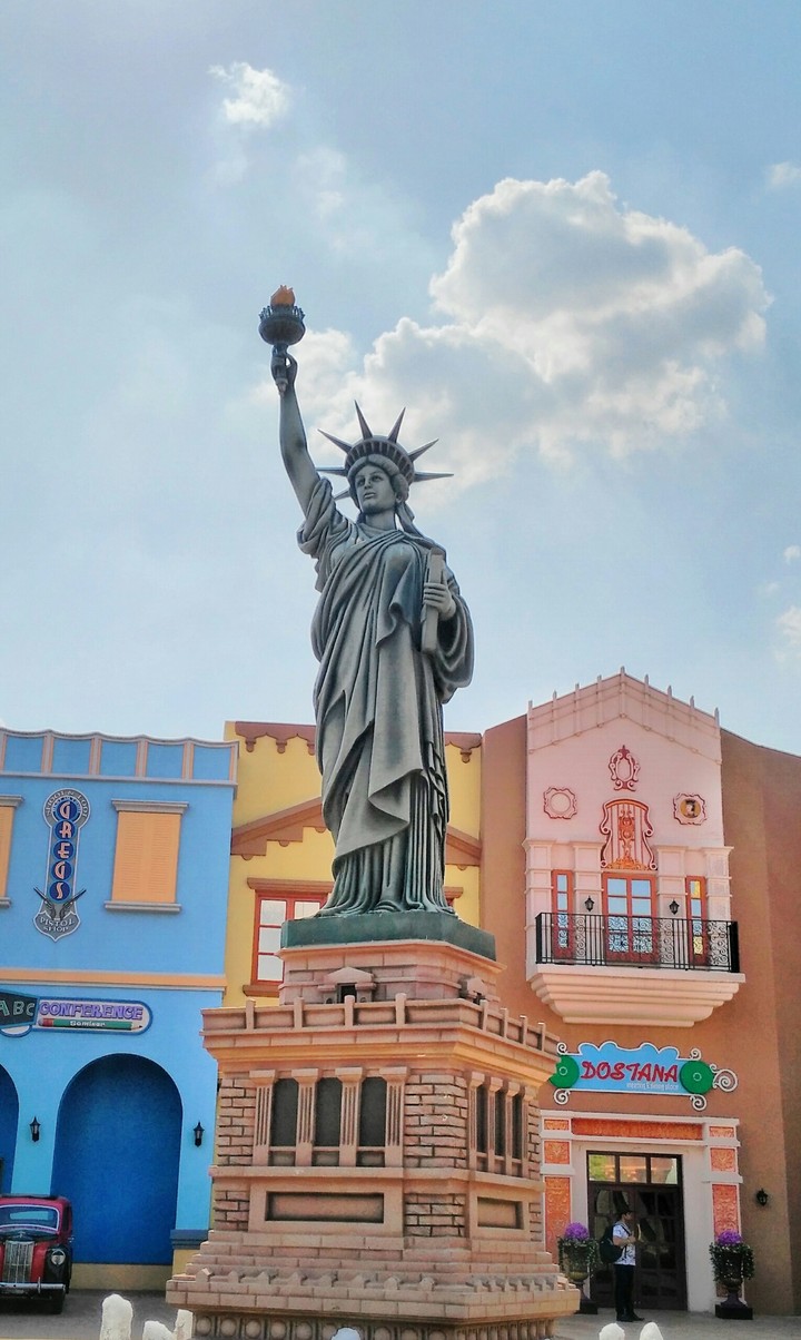 Statue of liberity (Film City)