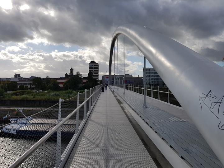 Brücke über dem Fluss