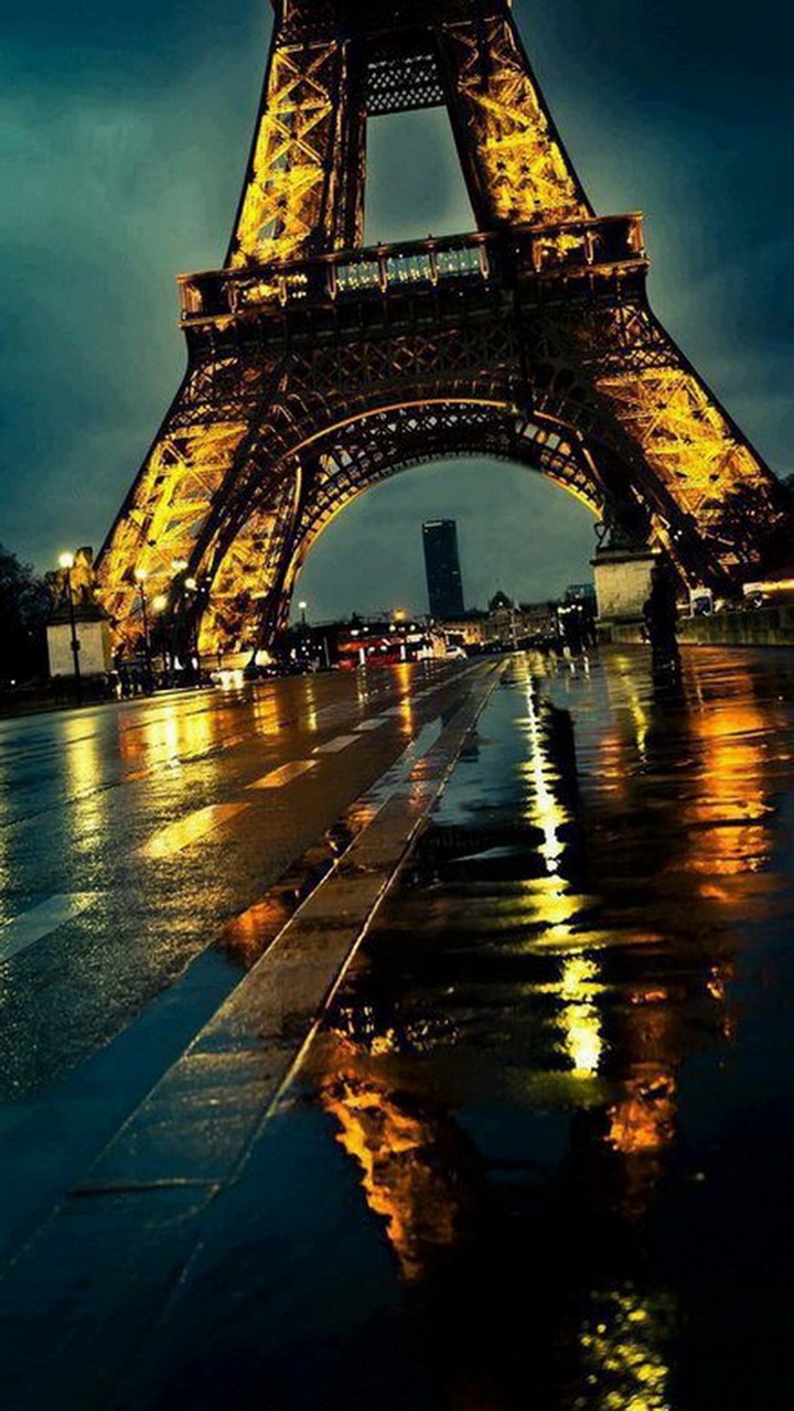 tour effel at paris rainy day