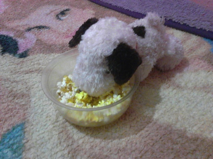 ¡SNOOPY NO TE COMAS MIS PALOMITAS!