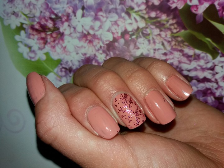 nails