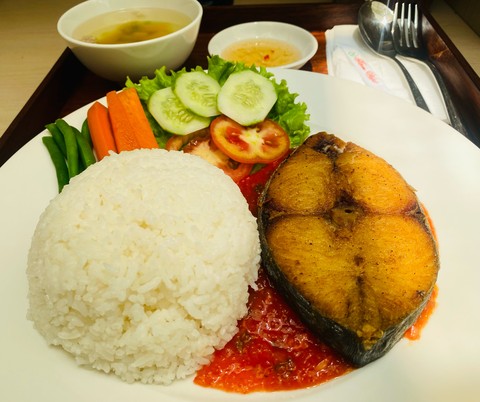 fried mackerel with tomato sauce and rice