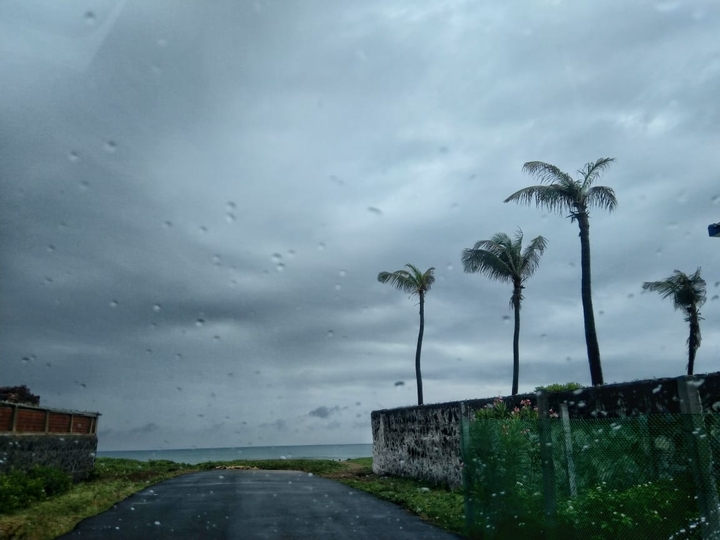 On the rainy way to the beach