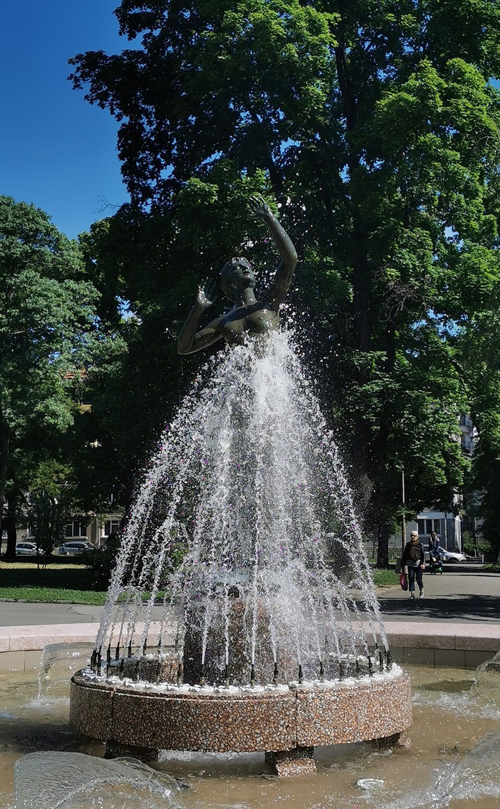 statue