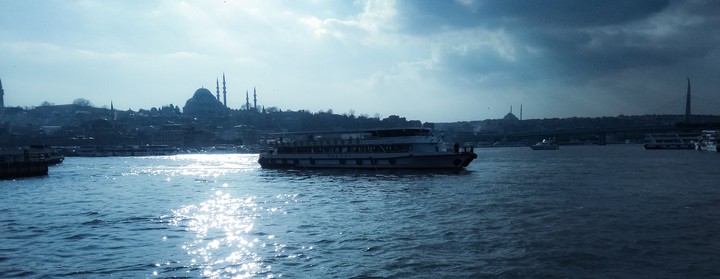 Turkey. İstanbul. Bosphorus. Mosque. Ship.