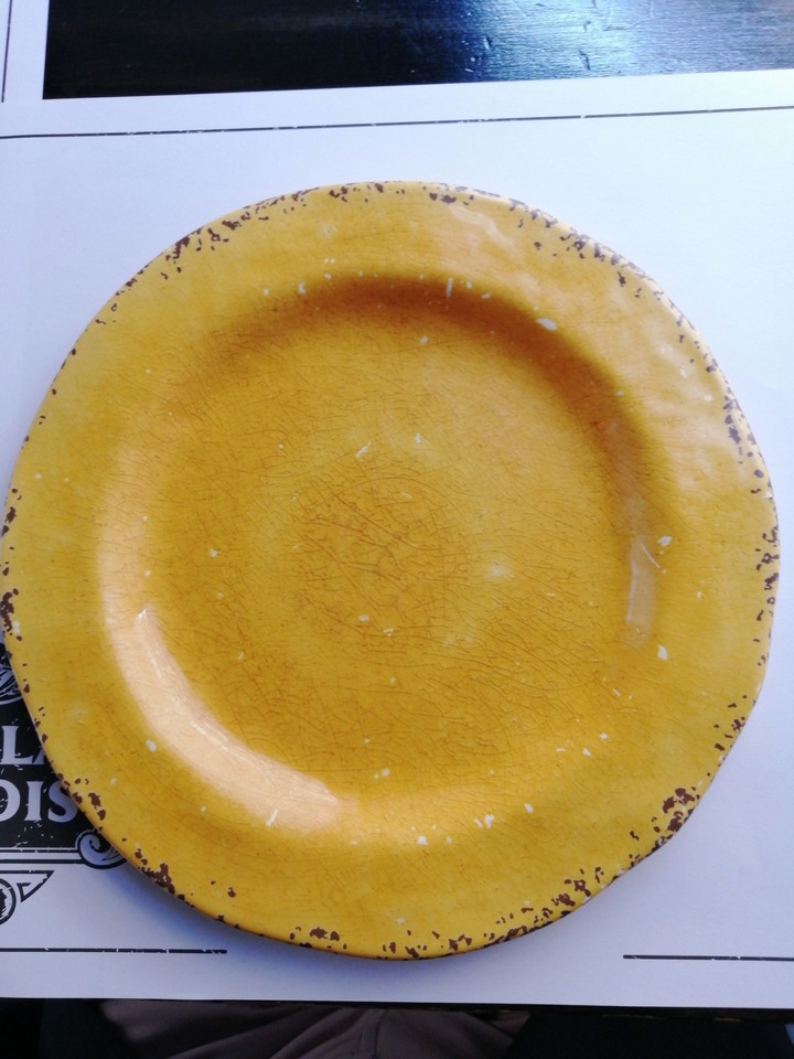 plato amarillo