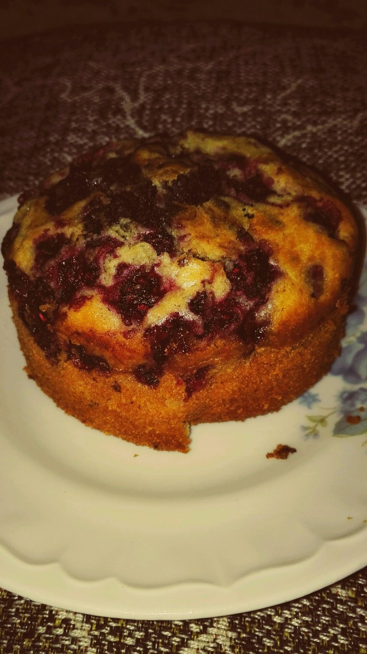cake with raspberries by eleftheria