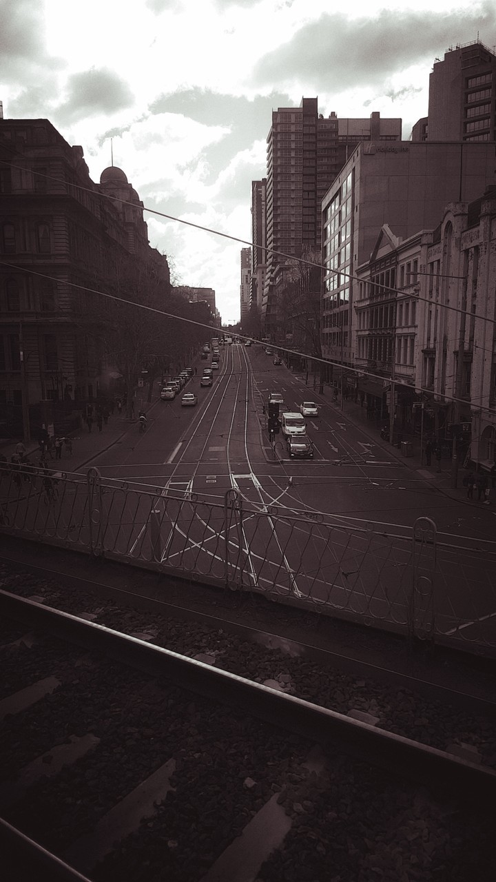 Tracks above Tracks below