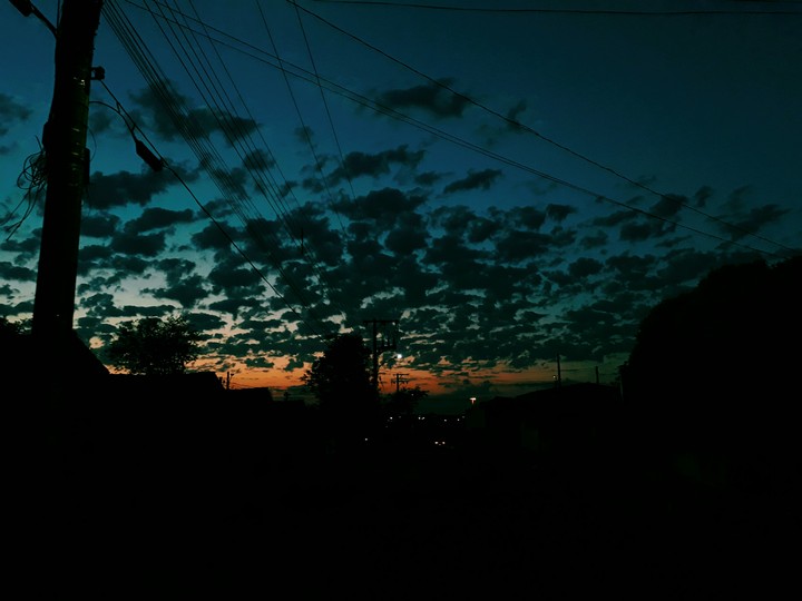 Amanhecer com nuvens.