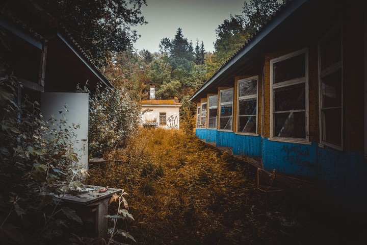 заброшено