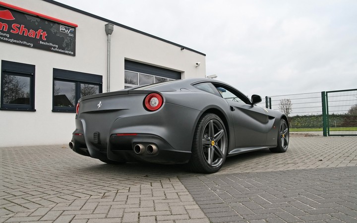 ferrari plateado