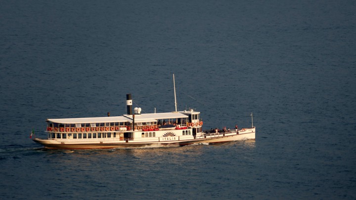 Dampfschiff auf dem Gardasee beim Sonnenuntergang
