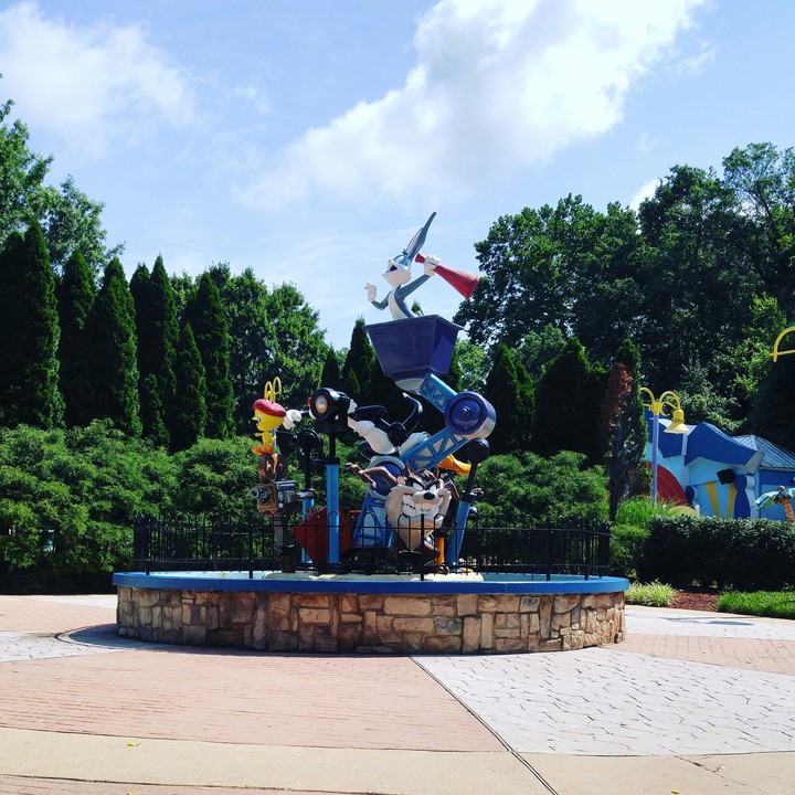 Statue of Looney Tunes at Six flags