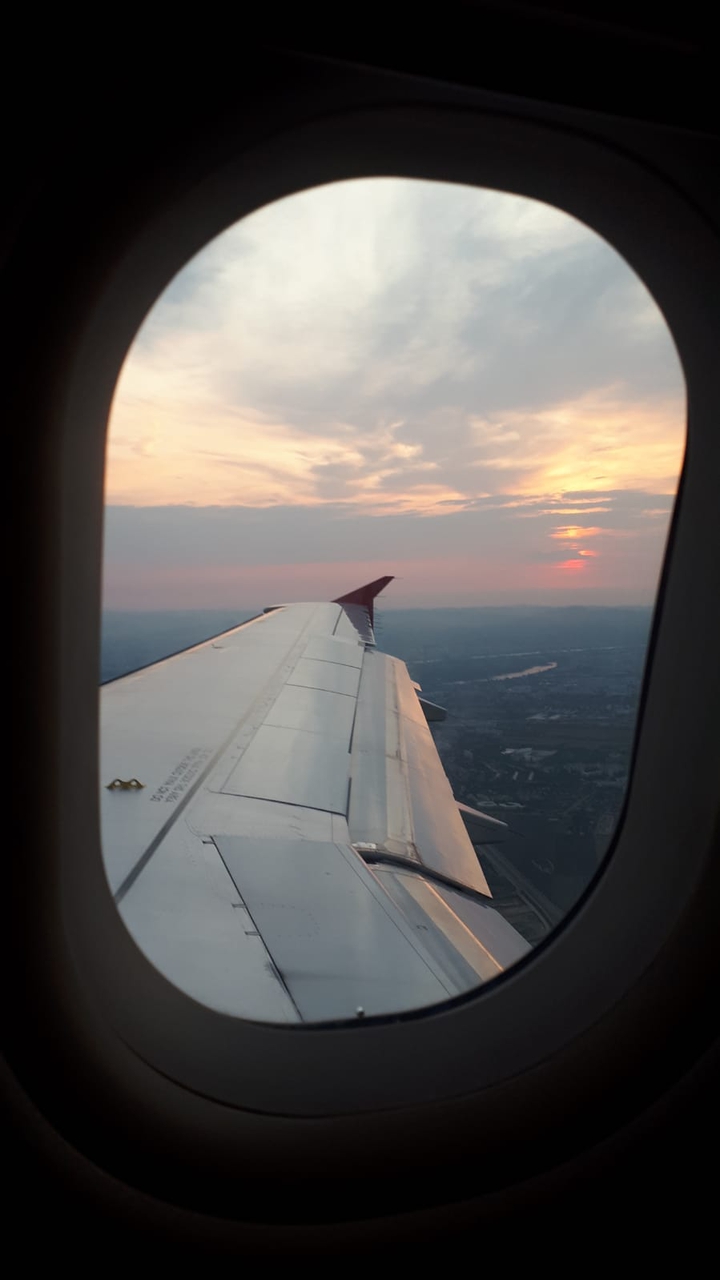 Flugzeug und Sonnenuntergang