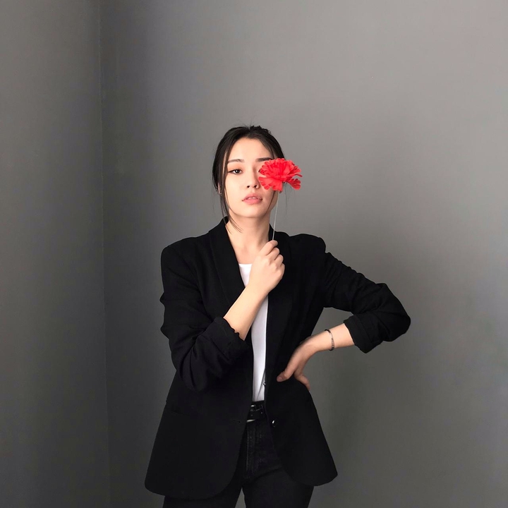 girl and flowers