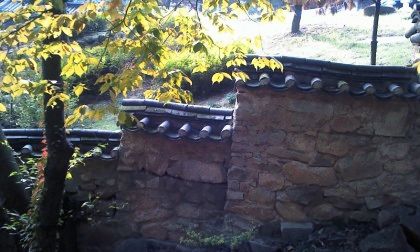 산사의 돌담