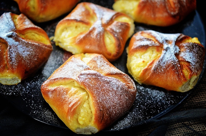 Bollo típico rumano con queso dulce y pasas