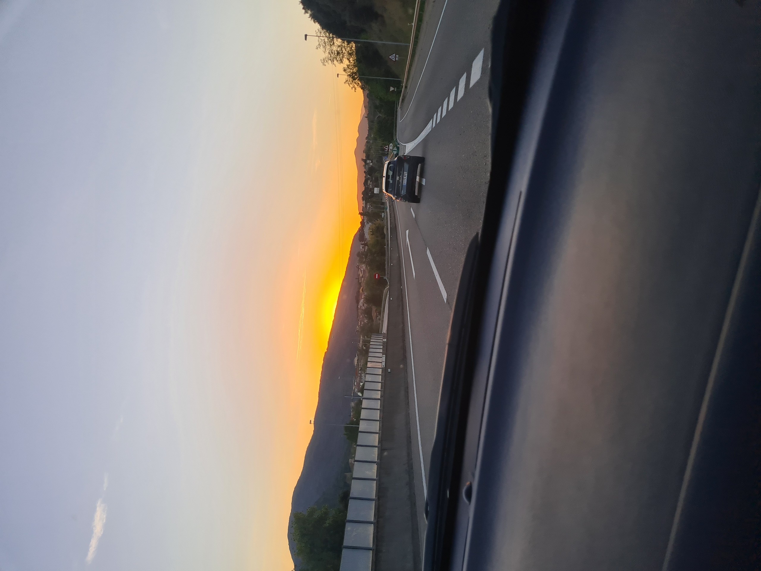 Sky, Mode_of_transport, Road