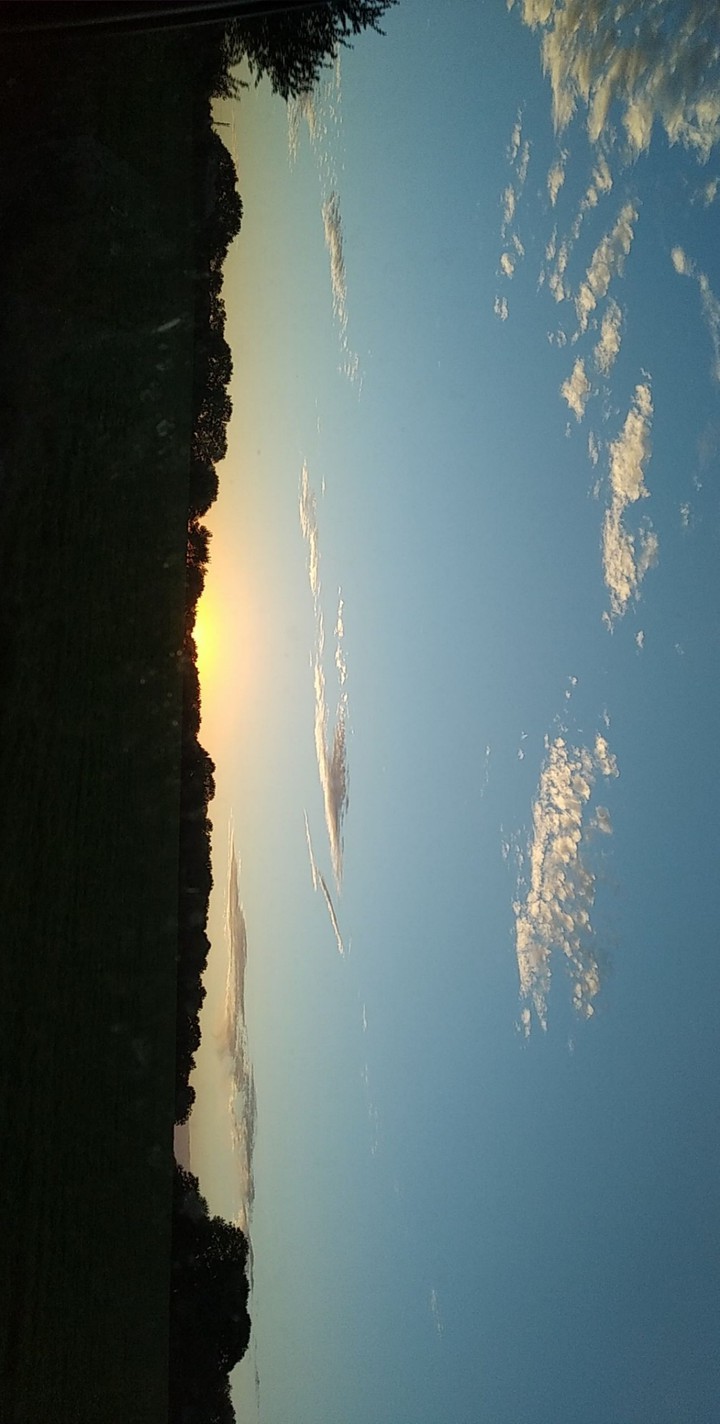 un beau coucher de soleil près de vanne