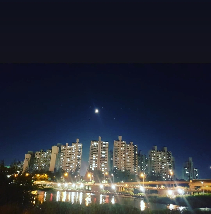반달과 아파트