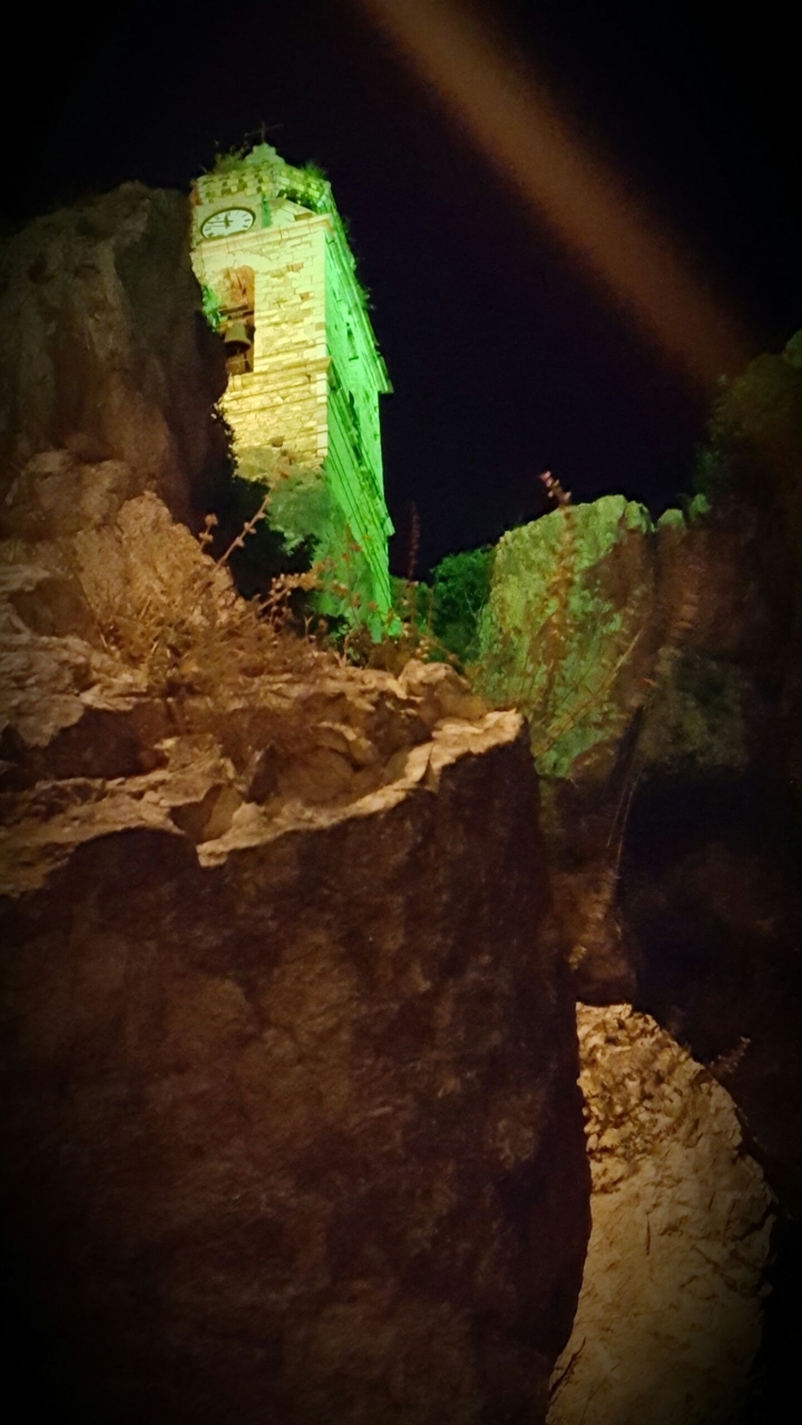 Ecco come spicca tra le rocce