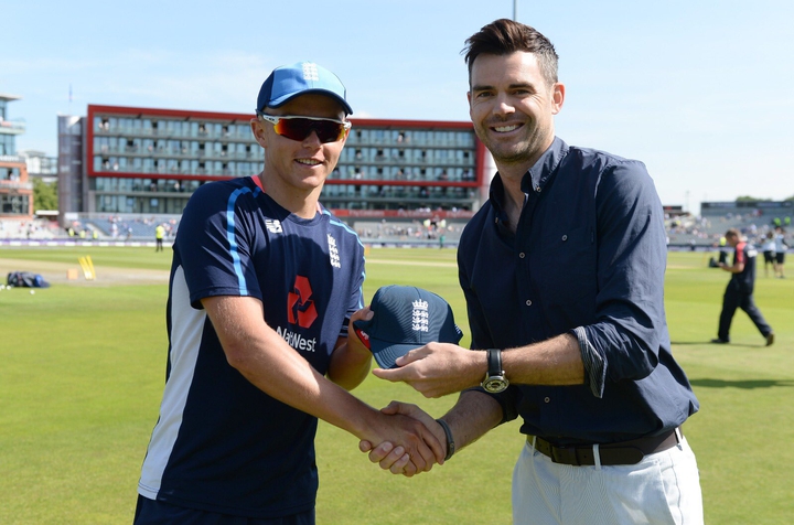 Jimmy giving the cap of sam