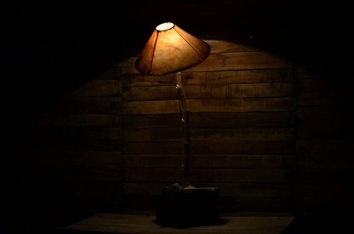 incidence of light from table lamp