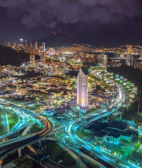 Monterrey México de noche
