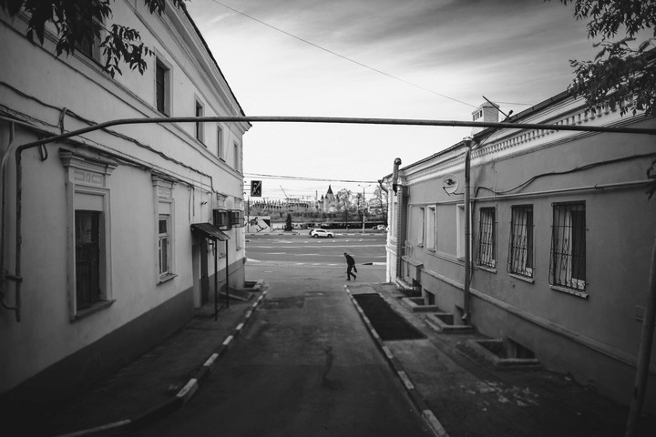 тень