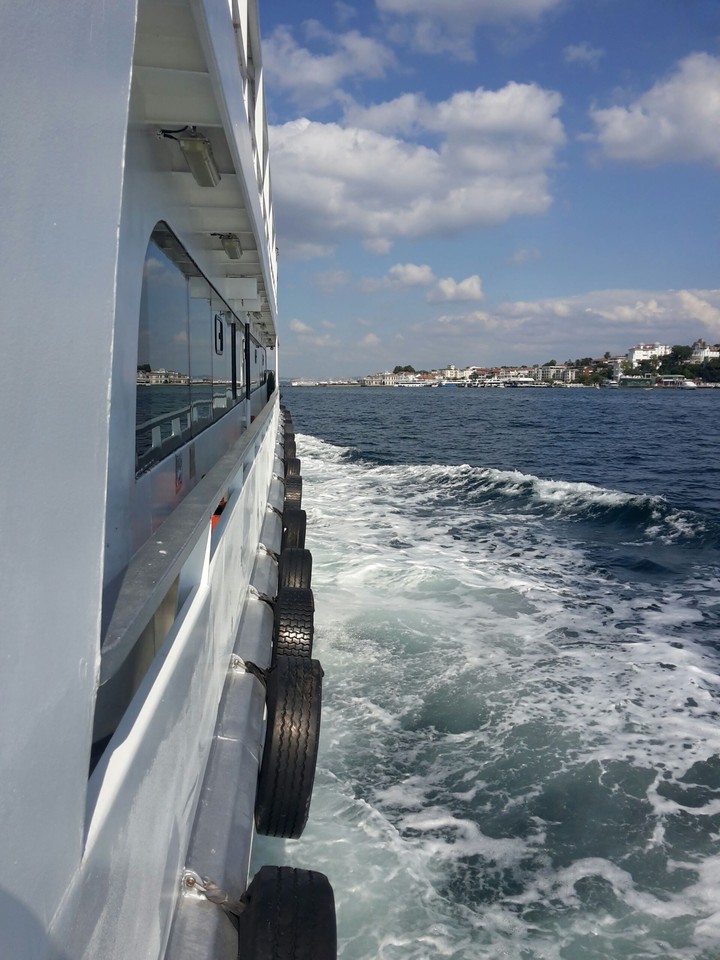 sea and steamboat