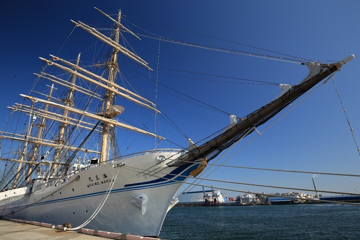 Sailing ship