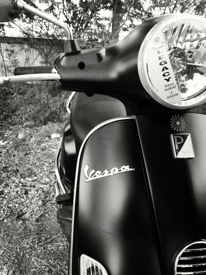 Vespa b&w