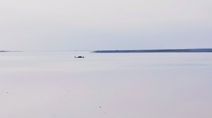 নদীৰ মাজত সৰু নাওঁ খন