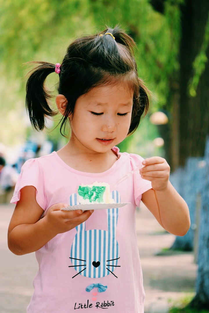 Chinese kids celebrating Pakistan independence day