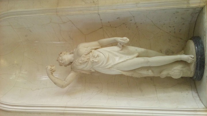 statue