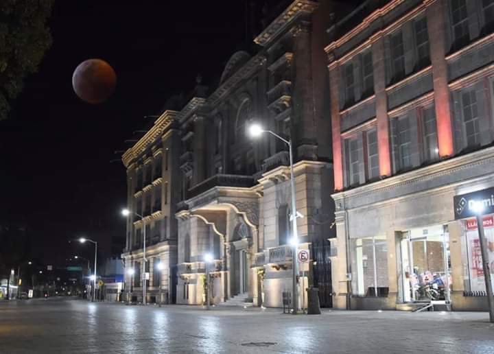noche de luna en Torreon, Cohuila, México