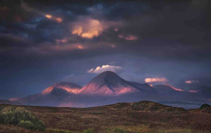 red mounts