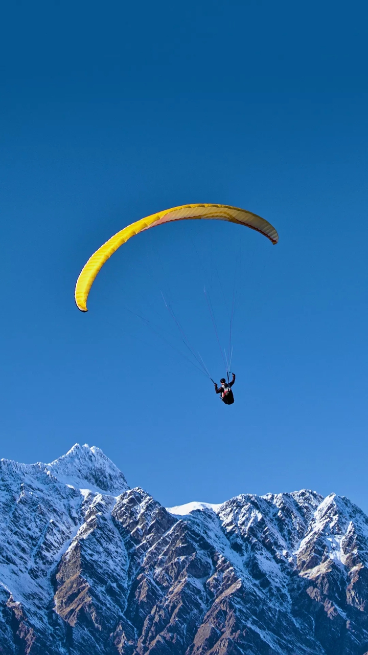 The daring paragliding