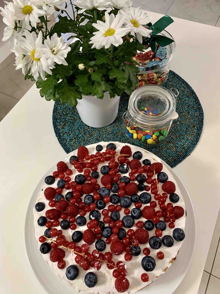 cake with berries?