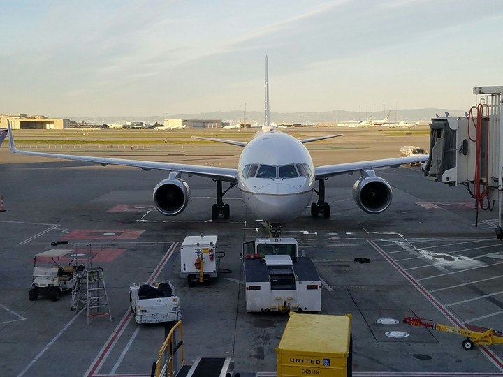 United Airlines 757 at SFO