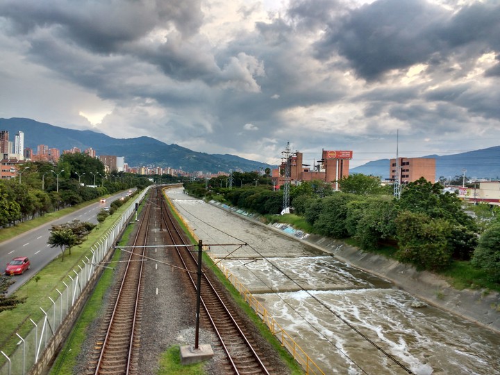 vías del tren Medellín Colombia